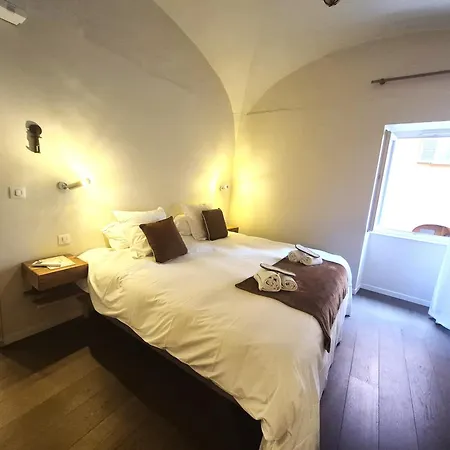 Elegant Vue Acces A Pieds Apartment *